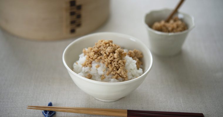 ふんわりジューシーな「鶏そぼろご飯」