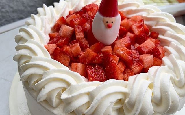 フレンチの生徒さんに私からのクリスマスプレゼントはあまおうのショートケーキでした。いちごは今が一番香りがいいですね〜#fujinotakako #藤野貴子 #ショートケーキ (Instagram)