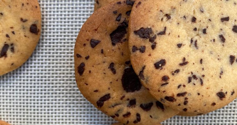 チョコチップもいいよね。チョコチップの断面を綺麗に出す場合は棒から切るしかないねえ#藤野貴子 #fujinotakako #chocochipcookies (Instagram)