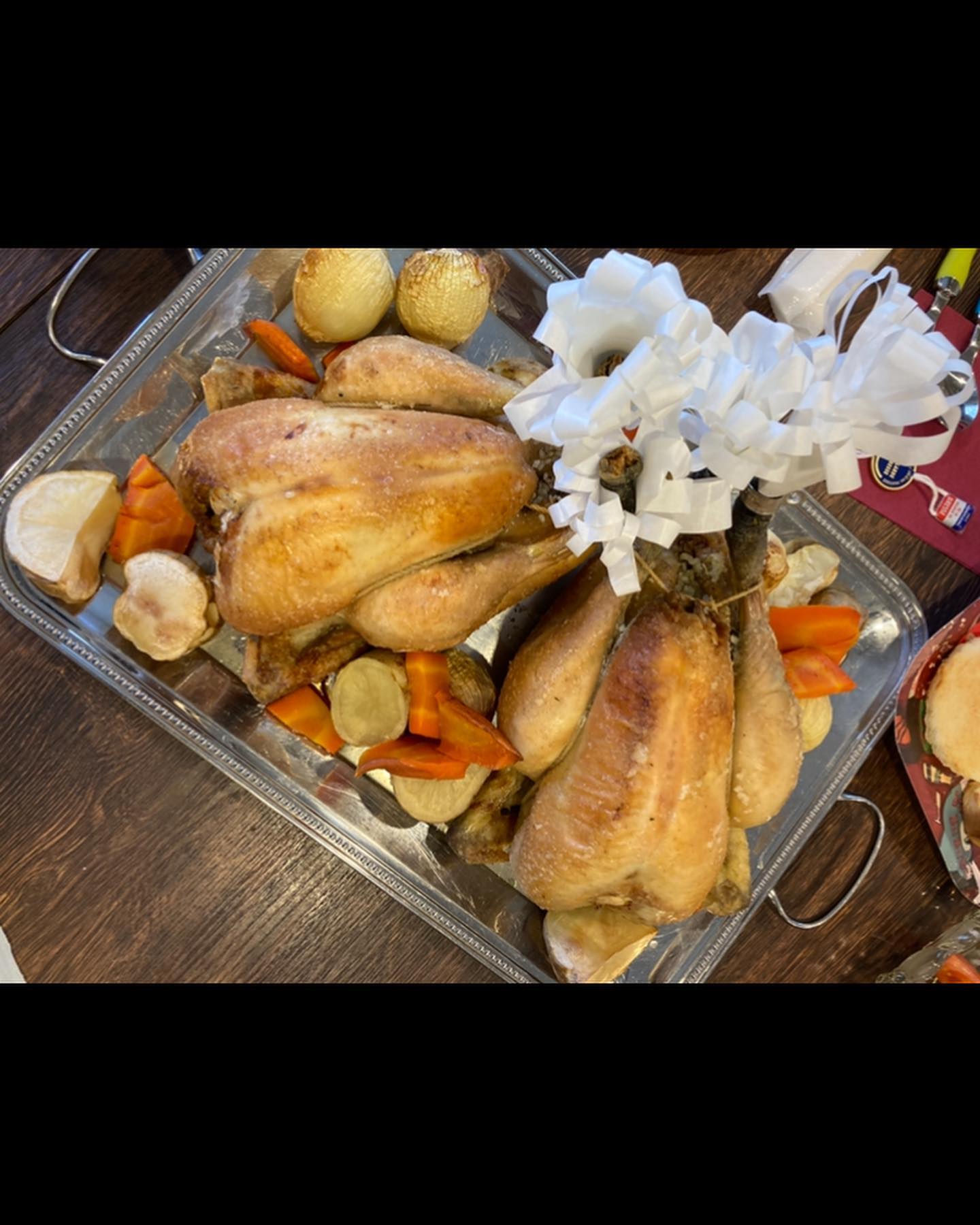 ファミリークリスマスとうちゃんのプーレロティ随分前から今年はフランス産ブレス鳥のローストチキンにするんだ！とな。焼き方はもちろんお味もはなまるさすが40年の腕前でした仲良く元気に来年もご馳走お願いしますね🥺芋もとにかく美味かった。 (Instagram)