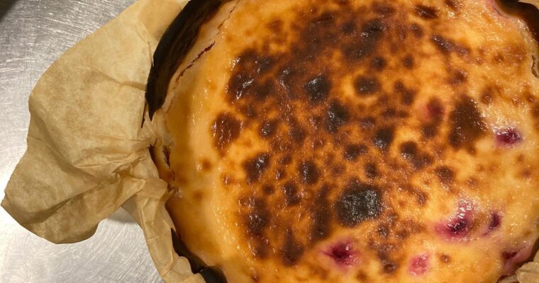 サワーチェリーのバスク風チーズケーキしっかり濃厚なバスク風チーズケーキにサワーチェリーの甘酸っぱさ！サイコー！こちらも近々オンラインアップします！ (Instagram)