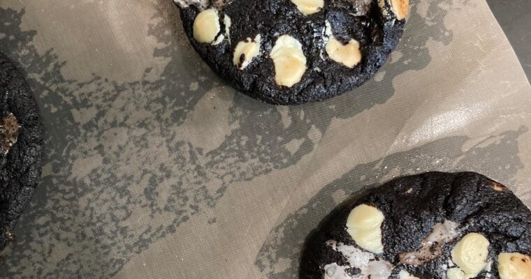 オレオ風Cookieがバージョンアップ中にマシュマロを入れ込んでみたら美味しくなった。その代わりペタペタして袋詰めしにくくなっちゃった (Instagram)
