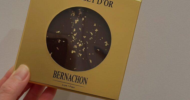 思い出したようにフランス旅ログチョコレート行ったのは2月末だったので持って帰るのにチョコレートの温度管理しなくでOKな時期。ベルナシオンのパレドーBernachon / LE PALET D’ORリヨンに寄ったので本店へ小さいのがたくさん入ったやつ、タブレットとありましたが、この大きな円盤タイプをチョイス。日本に帰ってきて食べたらゾクゾクする美味しさでした。大きかったから、1/4個づつで大満足。なんなんだ！このシンプルなのに香りや風味が濃厚で直球なのに重た過ぎず洗練させている。そして、時は過ぎ残りの1/2個分は2ヶ月も放置してしまい、先日食べました。まだまだ現役で美味しかったです。切った断面が糖化してシャリシャリしてまたこれも美味しかった(チョコレート狂の方には殴られる放置加減)南仏の全て自分で作っているトラディショナルなチョコレート屋さんも美味しかったけど、香りや鮮度は良きなのですが甘味が強くこの繊細なバランス感はなかった。ベルナシオンさん店員さんも年齢層が高く、何代も続く老舗なんだなあ〜と。今度はリヨンの本店でサロンドテします、！ (Instagram)