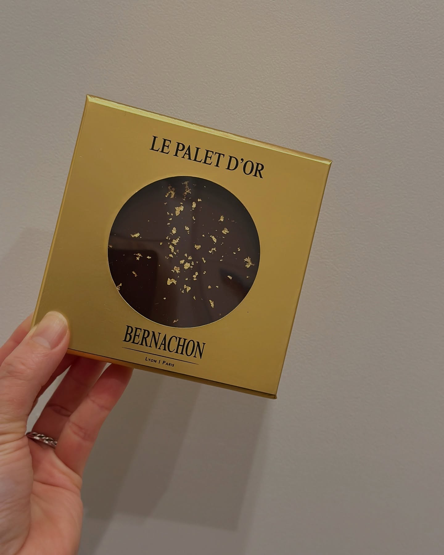 思い出したようにフランス旅ログチョコレート行ったのは2月末だったので持って帰るのにチョコレートの温度管理しなくでOKな時期。ベルナシオンのパレドーBernachon / LE PALET D’ORリヨンに寄ったので本店へ小さいのがたくさん入ったやつ、タブレットとありましたが、この大きな円盤タイプをチョイス。日本に帰ってきて食べたらゾクゾクする美味しさでした。大きかったから、1/4個づつで大満足。なんなんだ！このシンプルなのに香りや風味が濃厚で直球なのに重た過ぎず洗練させている。そして、時は過ぎ残りの1/2個分は2ヶ月も放置してしまい、先日食べました。まだまだ現役で美味しかったです。切った断面が糖化してシャリシャリしてまたこれも美味しかった(チョコレート狂の方には殴られる放置加減)南仏の全て自分で作っているトラディショナルなチョコレート屋さんも美味しかったけど、香りや鮮度は良きなのですが甘味が強くこの繊細なバランス感はなかった。ベルナシオンさん店員さんも年齢層が高く、何代も続く老舗なんだなあ〜と。今度はリヨンの本店でサロンドテします、！ (Instagram)