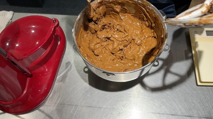 2025年ダークケーキ販売分ようやく全て焼き上げましたダークケーキを仕込みした日はバニラの香りを纏い帰宅していました。本日よりオンラインストアで予約開始しております！！配送、店頭引き取りが出来るので、忘れる前にお手続きよろしくお願いします‍♀️また12月より発送お引き取り出来るようにそれまで地下で熟成、そして包装してご準備しておきます。今年は1年熟成分は去年全て売り切れてしまったので、販売がありません。来年は少し用意できるようにと思っていますが、、12月年末には充分美味しい状態(アルコール強め)、半年たった初夏にまろやかになり、来年のクリスマスの頃には芳醇な味わいです。私的には半年から1年ごろが好きです🥰よろしくお願い申し上げますー！ダークケーキとは、自家製フルーツミックスとスパイスを使い、焼きあがってから洋酒に浸すパウンドケーキです。カストールで35年続くみなさんに愛されたパウンドケーキです。毎年秋に1年分仕込み、12月のクリスマスに販売開始します。今年は5月にオリジナルに配合したドライフルーツをラムとブランデー、皿にオレンジコンフィのシロップと一緒に漬け込みました。8月にナッツと合わせ10月に焼き上げました。みなさまにお渡しまで店舗にて熟成させました。ダークケーキは半年から1年ほど皆様で熟成していただけるとより美味しく召し上がれます。熟成が進むと（〜1年半まで)洋酒がまろやかになり、旨味が増していきます。保存方法はご家庭の直射日光が当たらない室温です。冷蔵庫などに入れると熟成が進みませんのでご注意ください。 (Instagram)