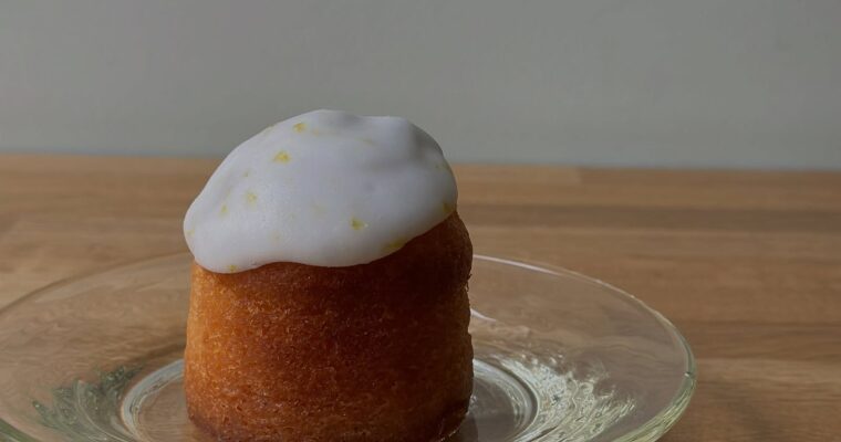 かぼすのケーキよーこの実家のかぼすをたっぷりと使ったかぼすのケーキ🟢レモンケーキと一緒のレシピですが、かぼすのケーキはアイシング部分にかぼすの皮を入れています〜レモンより優しい酸味でジューシー。私のお得意のケーキに仕上がりました〜かぼす農家的なショット‍も添えて収穫おばさんも味の一部です (Instagram)