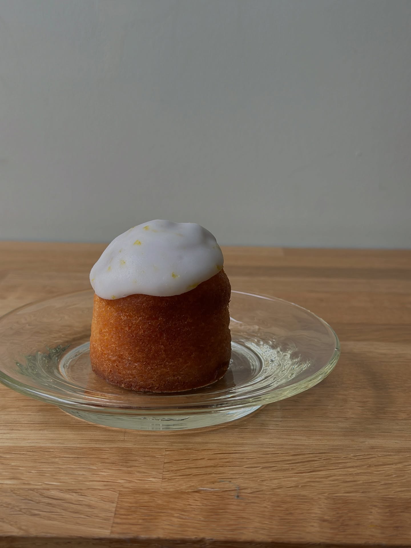 かぼすのケーキよーこの実家のかぼすをたっぷりと使ったかぼすのケーキ🟢レモンケーキと一緒のレシピですが、かぼすのケーキはアイシング部分にかぼすの皮を入れています〜レモンより優しい酸味でジューシー。私のお得意のケーキに仕上がりました〜かぼす農家的なショット‍も添えて収穫おばさんも味の一部です (Instagram)