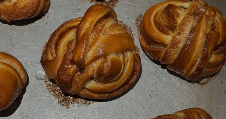 シナモンロール🪵🥖いろいろ試してみて、美味しくできるようになりました。最初は手のひらサイズのデカいシナモンロール🪵次は焼き加減間違えてカリカリの爆発シナモンロール🪵3度目の正直で、ふわふわのちょうどいいサイズで焼き上がりました！正直に美味しいパン生地のレシピはむかーし姉から貰ったかもめ食堂のシナモンロールを参考にしてます。実はデザイナーの高橋朱里さんと、姉の華子さん11/28-30にLittle Twinkle Star 展というのをカストールでやります。そこで、3人でコラボしたお菓子ギフトBOXの他に、展示を見ながら少しクリスマスぽいものを会場で楽しめるようにとドリンクとお菓子を用意しようと思って作り始めました。そしたら北欧ではクリスマスごろにサフランのパンも食べるみたい。結構それも好きだから試してみたいと思ったり。華子さんはスウェーデン🇸🇪に織物留学していたので、ちょっもフランスからは離れて北欧のものをと。大変にならないように頑張りまーす！是非！お時間ある方は小伝馬町カストールにて11/28-30おまちしております‍♀️🏻‍♀️‍♀️ (Instagram)