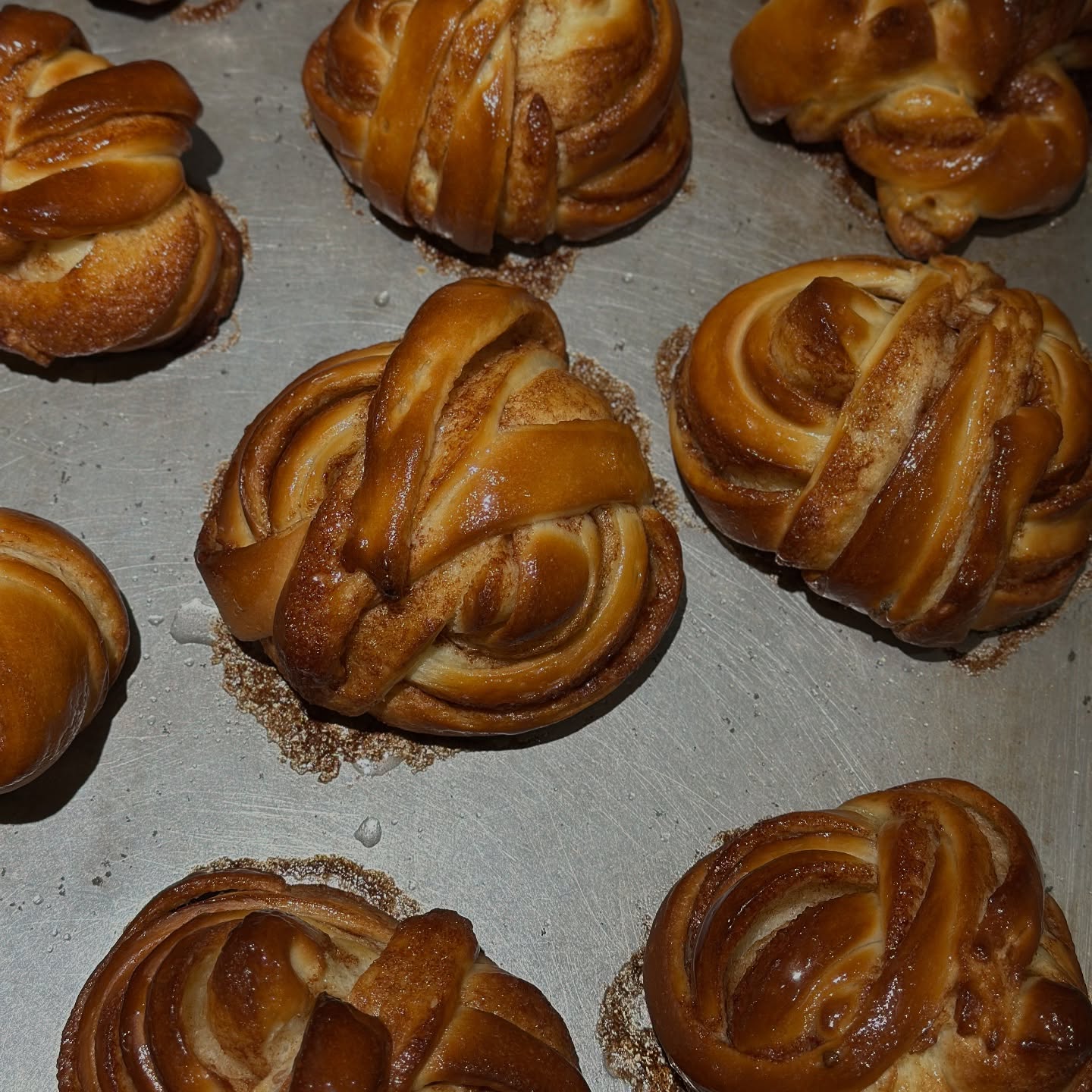 シナモンロール🪵🥖いろいろ試してみて、美味しくできるようになりました。最初は手のひらサイズのデカいシナモンロール🪵次は焼き加減間違えてカリカリの爆発シナモンロール🪵3度目の正直で、ふわふわのちょうどいいサイズで焼き上がりました！正直に美味しいパン生地のレシピはむかーし姉から貰ったかもめ食堂のシナモンロールを参考にしてます。実はデザイナーの高橋朱里さんと、姉の華子さん11/28-30にLittle Twinkle Star 展というのをカストールでやります。そこで、3人でコラボしたお菓子ギフトBOXの他に、展示を見ながら少しクリスマスぽいものを会場で楽しめるようにとドリンクとお菓子を用意しようと思って作り始めました。そしたら北欧ではクリスマスごろにサフランのパンも食べるみたい。結構それも好きだから試してみたいと思ったり。華子さんはスウェーデン🇸🇪に織物留学していたので、ちょっもフランスからは離れて北欧のものをと。大変にならないように頑張りまーす！是非！お時間ある方は小伝馬町カストールにて11/28-30おまちしております‍♀️🏻‍♀️‍♀️ (Instagram)