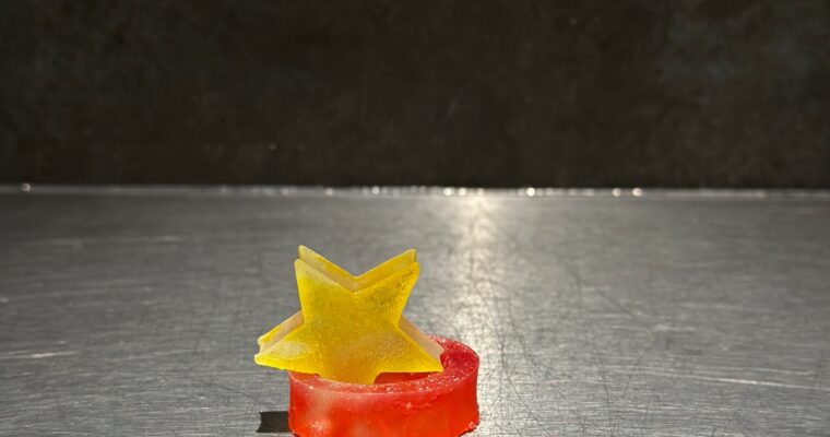 琥珀糖サクサクっとした歯応えにぷるんとした食感。ふわぁーっと香る食材たち今回は色とリンクして香り付けをしてみました。口に運んで香りをたよりに探してみてくださいオーナメントにもなりそうな琥珀糖。ゆっくり食べれるのでクリスマスまで日々の楽しみにするのも良いと思います。この琥珀糖は今回の企画展でコラボギフトBOXに入ります。お楽しみに️ついに、、明日からですー！︎︎︎Twinkle Little StarWinter Giftstakako fujino _ sweetshanako fujino _ textileakari takahashi _ glass2025.11.28 Fri-30 Sun12:00-17:00CASTOR & Laboratory東京都中央区日本橋本町4-13-8朱ビル 1F (Instagram)