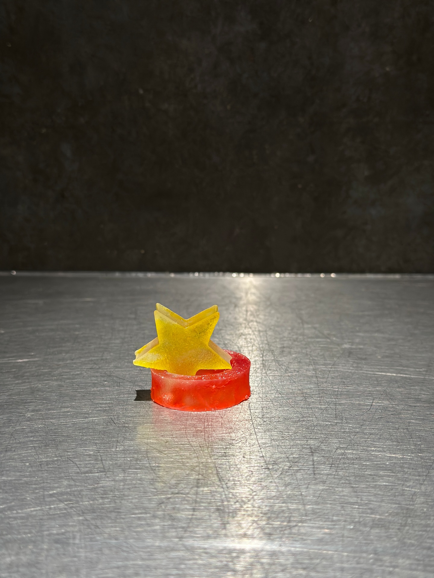 琥珀糖サクサクっとした歯応えにぷるんとした食感。ふわぁーっと香る食材たち今回は色とリンクして香り付けをしてみました。口に運んで香りをたよりに探してみてくださいオーナメントにもなりそうな琥珀糖。ゆっくり食べれるのでクリスマスまで日々の楽しみにするのも良いと思います。この琥珀糖は今回の企画展でコラボギフトBOXに入ります。お楽しみに️ついに、、明日からですー！︎︎︎Twinkle Little StarWinter Giftstakako fujino _ sweetshanako fujino _ textileakari takahashi _ glass2025.11.28 Fri-30 Sun12:00-17:00CASTOR & Laboratory東京都中央区日本橋本町4-13-8朱ビル 1F (Instagram)