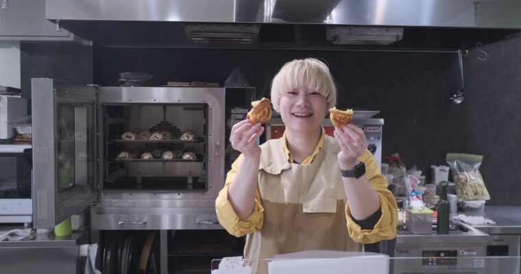 11/28-30 2025 Twinkle Little Star Winter Gift展ブックデザイナーでガラス製作の朱里さん @akaringo14 @akari_gwspc 実の姉でスウェーデンスタイルの染織家の華子さん @hanakofujino と一緒にイベントをしました。忙しい中に来てくださりありがとうございましたとにかく楽しみにしていたこのイベントが無事に終わり、私的には2回目の朱里さんとこうやってイベントをできることが本当に貴重な時間で、学びになっていますそして皆さんがおいしいおいしいと感想をくださって、姉のテキスタイルもたくさんの方が手に取ってくれたことが嬉しく感じます。今回もいろいろと挑戦できたこともあってまた一つで経験を積めたような!🤓あーたくさんの方に会えて楽しかったな〜!またしたい!ので、次もみなさん来てくださーい❣️ (Instagram)