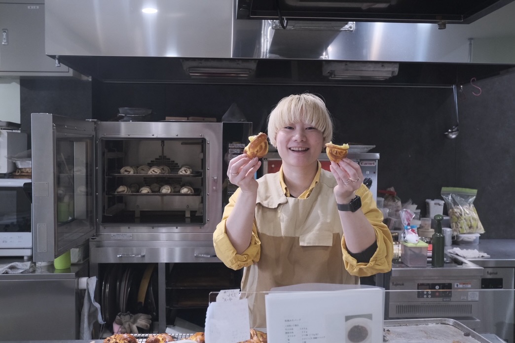 11/28-30 2025 Twinkle Little Star Winter Gift展ブックデザイナーでガラス製作の朱里さん @akaringo14 @akari_gwspc 実の姉でスウェーデンスタイルの染織家の華子さん @hanakofujino と一緒にイベントをしました。忙しい中に来てくださりありがとうございましたとにかく楽しみにしていたこのイベントが無事に終わり、私的には2回目の朱里さんとこうやってイベントをできることが本当に貴重な時間で、学びになっていますそして皆さんがおいしいおいしいと感想をくださって、姉のテキスタイルもたくさんの方が手に取ってくれたことが嬉しく感じます。今回もいろいろと挑戦できたこともあってまた一つで経験を積めたような！🤓あーたくさんの方に会えて楽しかったな〜！またしたい！ので、次もみなさん来てくださーい❣️ (Instagram)