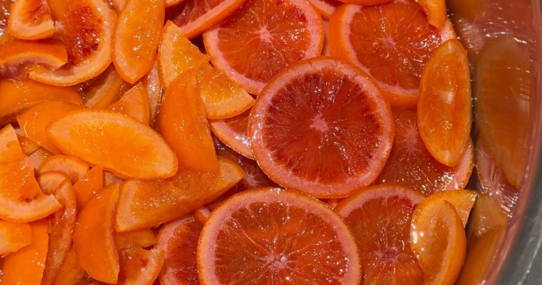 ブラッドオレンジのコンフィ国産のブラッドオレンジがここ何年かで手に入りやすくなった。モロという品種だと色が鮮やかだから好き。何日かかけて少しづつ糖度を上げて砂糖煮にする工程が結構好き。真っ赤な可愛い色で輪切りの方は果肉がトロッと、お尻と頭の乱切り部分は肉厚でジューシーに。これからチョコレートを掛けて春の陽気が迫ってきているけど、まだまだチョコレートを食べたい気分。いろんなチョコレートのお菓子を詰めたBOXの販売予定です (Instagram)