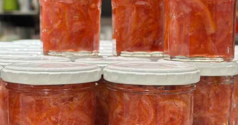 ブラッドオレンジのマーマレード🟠先日のブラッドオレンジのコンフィの他にマーマレードも作りました。ほんの数年前にマーマレードジャムを美味しく作れるようになりました。実は前回思うことが少しあり改善というか、試してみました。マーマレードはゆっくり煮ることでより美味しくなるなーと思ったのですが、大正解！！！！(私のジャムの煮方は割とフレッシュで仕上げることが多いので、それよりゆっくりという意味で)ということで、トロリとしたブラッドオレンジの美味しいさが凝縮したマーマレードが出来ました。オンラインにもアップしていますし、パートドフリュイの在庫も追加されました。2025年の杏のコンポート、杏ジャムも熟成が終わり少量再販しています。チョコレートBOXの予約前に瓶詰め🫙シリーズ楽しんでください〜 (Instagram)