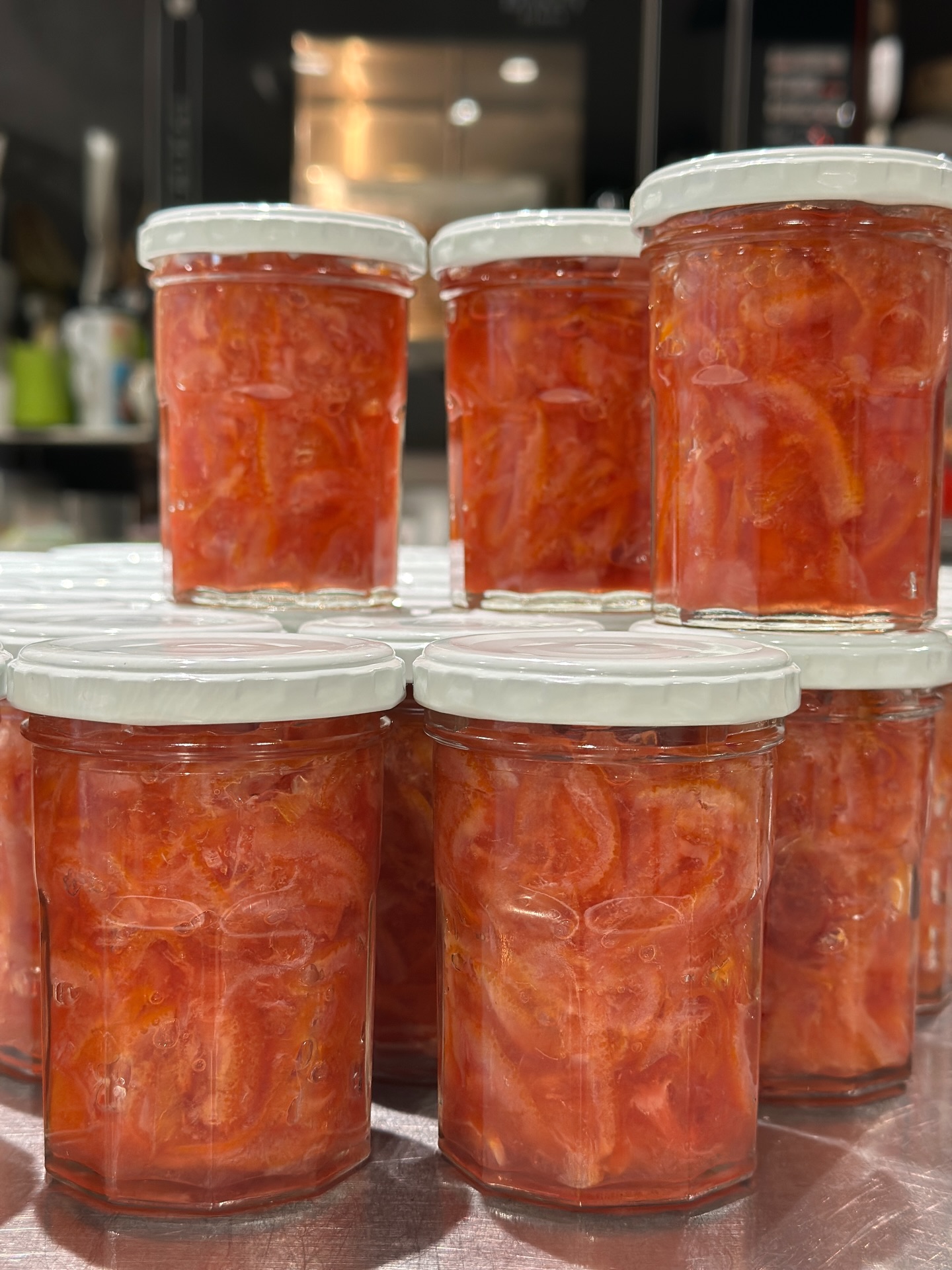 ブラッドオレンジのマーマレード🟠先日のブラッドオレンジのコンフィの他にマーマレードも作りました。ほんの数年前にマーマレードジャムを美味しく作れるようになりました。実は前回思うことが少しあり改善というか、試してみました。マーマレードはゆっくり煮ることでより美味しくなるなーと思ったのですが、大正解！！！！(私のジャムの煮方は割とフレッシュで仕上げることが多いので、それよりゆっくりという意味で)ということで、トロリとしたブラッドオレンジの美味しいさが凝縮したマーマレードが出来ました。オンラインにもアップしていますし、パートドフリュイの在庫も追加されました。2025年の杏のコンポート、杏ジャムも熟成が終わり少量再販しています。チョコレートBOXの予約前に瓶詰め🫙シリーズ楽しんでください〜 (Instagram)