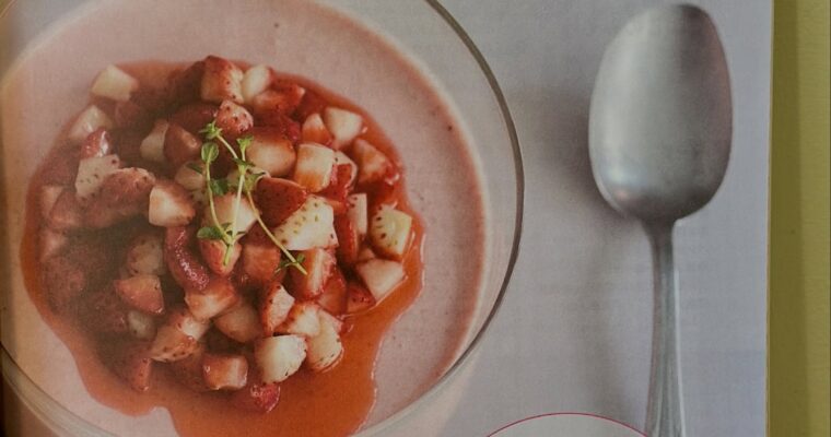 連載　きょうの料理ビギナーズ　3月号買えないおいしさ！もっとすてきなおやつ3月号はいちごのムースでしたほぼいちごで作るムースで、味わいが凝縮していますー！お知らせが遅くなってしまってもう、4月号が出ちゃうので、いちごを丸ごと感じるムースで本当に美味しいので、急いでチェックしてください〜！！！#きょうの料理ビギナーズ #きょうの料理ビギナーズレシピ (Instagram)