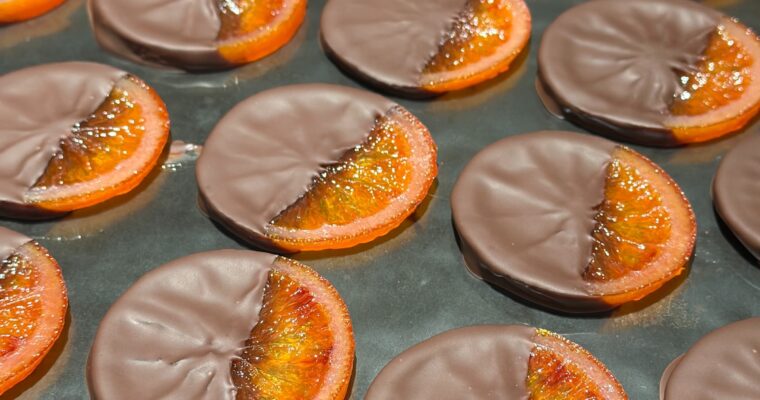 チョコレートBOX自分の為のご褒美チョコレートBOXを作りました。冬の間に食べたかったチョコレートのお菓子を少し温かくなってきた今頃でも楽しめる軽やかな内容です。3月4週目以降の発送を予定しています。オンラインストアにてご注文出来ます〜！BOX内容️ブラッドオレンジのチョコレート掛け　1箱賞味期限：お届けから約4週間この冬に食べたいと思っていたフリュイコンフィ。なんだか時間がかかってしまいましたが、美味しいブラッドオレンジのコンフィができました。王道のまん丸スライスと果実感感じるくし切りをした二つの味わいにチョコレートを掛けました。️焼きチョコレート　約4センチ×8センチ　2個賞味期限：お届けから約1週間チョコレートをそのまま焼いたかのような大好きなチョコレートケーキ。今年もこの時期がやってきたと思います。濃厚なザクほろなケーキにビターなカカオニブがカリッと出てきます。コーヒーと合わせて午後の一息にどうぞ。️ギモーブチョコ　約3センチ正方形　1個賞味期限：お届けから約1週間ふわっふわなマシュマロにチョコレートをコーティングした至福の一口。今年はバニラとレモンのギュッとした酸っぱいのと2層になったギモーヴをビックサイズでご用意しました。️オートミールクッキー　2枚賞味期限：お届けから約3週間ヴィーガンでグルテンフリーのザックザクの罪悪感なしのクセになるクッキー。カカオニブとココナッツでコクがありココナッツの優しい甘さが香ります。️チョコチップクッキー　1枚賞味期限：お届けから約2週間目指したのはサクほろの少ししっとりなクッキー。ネチっとしたアメリカンクッキーは多いけど、しっとりしててサクほろな口溶け良い、王道のチョコチップクッキーです。https://my-site-107750-102314.square.site (Instagram)