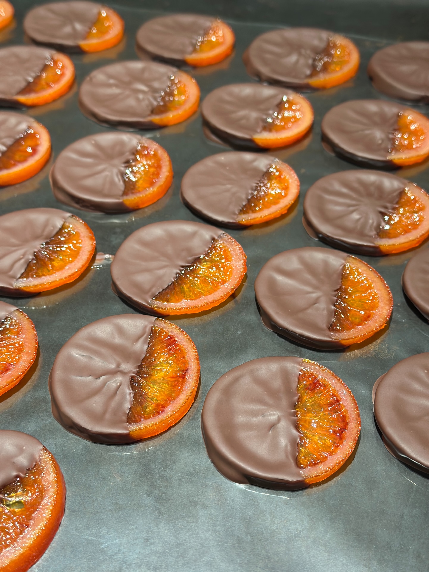 チョコレートBOX自分の為のご褒美チョコレートBOXを作りました。冬の間に食べたかったチョコレートのお菓子を少し温かくなってきた今頃でも楽しめる軽やかな内容です。3月4週目以降の発送を予定しています。オンラインストアにてご注文出来ます〜！BOX内容️ブラッドオレンジのチョコレート掛け　1箱賞味期限：お届けから約4週間この冬に食べたいと思っていたフリュイコンフィ。なんだか時間がかかってしまいましたが、美味しいブラッドオレンジのコンフィができました。王道のまん丸スライスと果実感感じるくし切りをした二つの味わいにチョコレートを掛けました。️焼きチョコレート　約4センチ×8センチ　2個賞味期限：お届けから約1週間チョコレートをそのまま焼いたかのような大好きなチョコレートケーキ。今年もこの時期がやってきたと思います。濃厚なザクほろなケーキにビターなカカオニブがカリッと出てきます。コーヒーと合わせて午後の一息にどうぞ。️ギモーブチョコ　約3センチ正方形　1個賞味期限：お届けから約1週間ふわっふわなマシュマロにチョコレートをコーティングした至福の一口。今年はバニラとレモンのギュッとした酸っぱいのと2層になったギモーヴをビックサイズでご用意しました。️オートミールクッキー　2枚賞味期限：お届けから約3週間ヴィーガンでグルテンフリーのザックザクの罪悪感なしのクセになるクッキー。カカオニブとココナッツでコクがありココナッツの優しい甘さが香ります。️チョコチップクッキー　1枚賞味期限：お届けから約2週間目指したのはサクほろの少ししっとりなクッキー。ネチっとしたアメリカンクッキーは多いけど、しっとりしててサクほろな口溶け良い、王道のチョコチップクッキーです。https://my-site-107750-102314.square.site (Instagram)