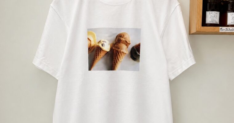 ＜ひんやり大人のアイスデザート＞写真が可愛すぎて、なんとなんとグッズを作りました！アイスTシャツとプリンアイスエコバッグ🛍️この夏に活躍しそうですー！TシャツはワンサイズのユニセックスＬサイズです。本日より店舗とオンラインショップで販売開始です〜！＜ひんやり大人のアイスデザート＞マイナビ出版：邑口京一郎さん：高橋朱里さん🍽️：久保田朋子さん：清水麻衣さん：今居泰子さん🥣：井上和子さんhttps://amzn.asia/d/0dYnTF9i (Instagram)
