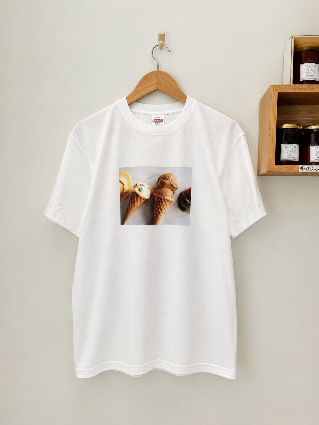 ＜ひんやり大人のアイスデザート＞写真が可愛すぎて、なんとなんとグッズを作りました！アイスTシャツとプリンアイスエコバッグ🛍️この夏に活躍しそうですー！TシャツはワンサイズのユニセックスＬサイズです。本日より店舗とオンラインショップで販売開始です〜！＜ひんやり大人のアイスデザート＞マイナビ出版：邑口京一郎さん：高橋朱里さん🍽️：久保田朋子さん：清水麻衣さん：今居泰子さん🥣：井上和子さんhttps://amzn.asia/d/0dYnTF9i (Instagram)